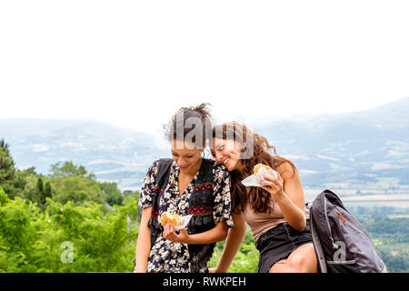 Les amis ayant collation, Città della Pieve, en Ombrie, Italie Banque D'Images