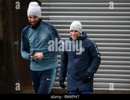 Assistant Manager de Chelsea, Gianfranco Zola au cours de la séance de formation au terrain d'entraînement de Cobham, Londres. Banque D'Images