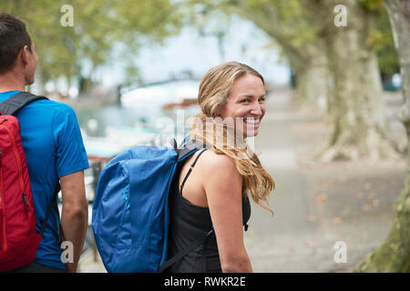 L'homme et la jeune femme se promener le long de la promenade Riverside, portrait, Annecy, Rhône-Alpes, France Banque D'Images