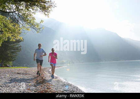 Les coureurs d'exécution par le Lac d'Annecy, Annecy, France Banque D'Images