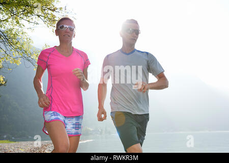 Les coureurs d'exécution par le Lac d'Annecy, Annecy, France Banque D'Images