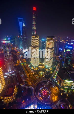 Pudong Shanghai skyline Tower, Shanghai World Financial Center et de l'IFC la nuit, high angle view, Shanghai, Chine Banque D'Images