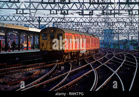 Numéro de l'unité colis de la classe 302 302991 passe par Stratford le soir du 4 juillet 1991. Banque D'Images