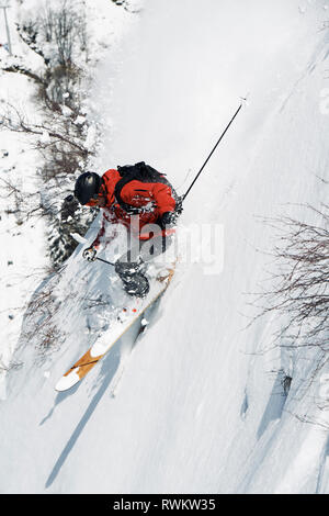 L'accélération verticale le skieur masculin, montagne Alpe-d'Huez, Rhône-Alpes, France Banque D'Images