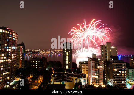 D'artifice Vancouver celebration - 150e anniversaire du Canada Banque D'Images