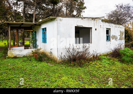 Extérieur d'un vieille maison en béton blanc abandonné dans la forêt. Banque D'Images