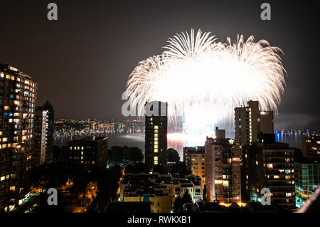 D'artifice Vancouver celebration - 150e anniversaire du Canada Banque D'Images