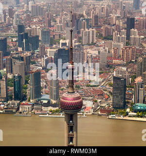 Un détail de l'antenne spire et haut sphères de l'Oriental Pearl Tower, une tour de Télévision & Radio historique à Pudong New Area, Shanghai, Chine. Banque D'Images