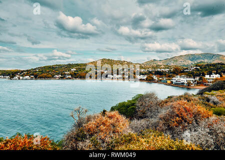 Vue de la baie de Gumusluk Moody et village de Bodrum, Mugla, Turquie sur une journée d'hiver. Belle mer calme, prairie et ciel paysage. Banque D'Images