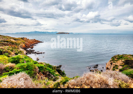 Vue de la baie de Moody Gumusluk Bodrum, Mugla, Turquie sur une journée d'hiver. Belle mer calme, prairie et ciel paysage. Banque D'Images