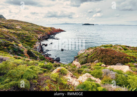 Vue de la baie de Moody Gumusluk Bodrum, Mugla, Turquie sur une journée d'hiver. Belle mer calme, prairie et ciel paysage. Banque D'Images