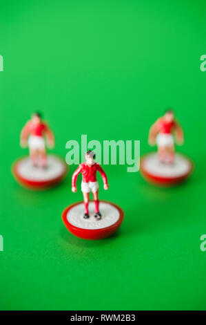 L'équipe de football Subbuteo en plastique avec chemise rouge Banque D'Images