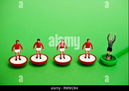 L'équipe de football Subbuteo en plastique avec chemise rouge Banque D'Images