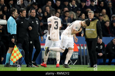 Manchester United, Eric Bailly (centre) est substitué au large pour Manchester United's Diogo Dalot au cours de l'UEFA Champions League match au Parc des Princes, Paris, France. Banque D'Images