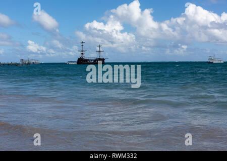 Bateau Pirate touristique, la plage de Bavaro Banque D'Images