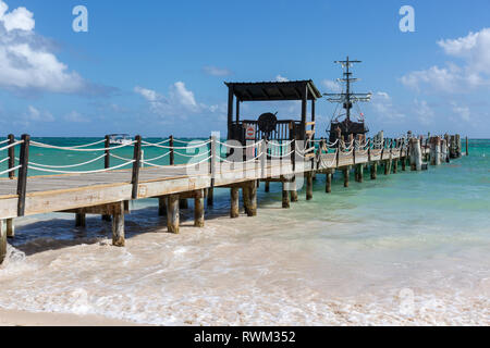 Bateau Pirate touristique, la plage de Bavaro Banque D'Images