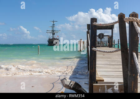 Bateau Pirate touristique, la plage de Bavaro Banque D'Images