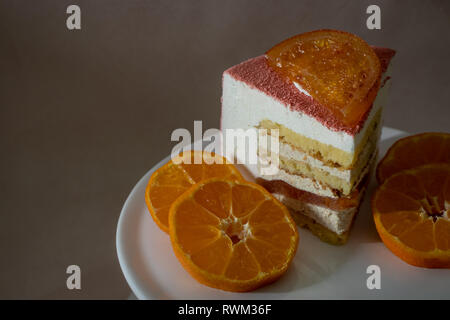 Gâteau aux amandes avec fraises et pamplemousses sur vintage avec des tranches de mandarine. Banque D'Images