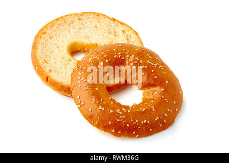 Fresh et les tranches de bagel sur fond blanc Banque D'Images