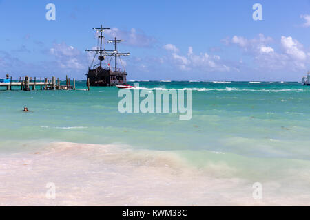 Bateau Pirate touristique, la plage de Bavaro Banque D'Images