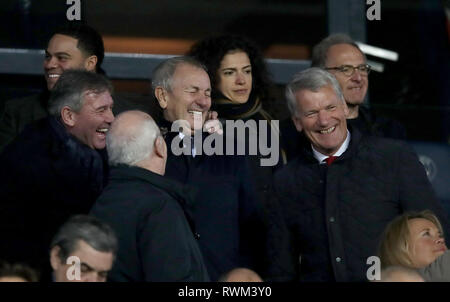 L'ancien joueur de Manchester United Bryan Robson (à gauche) et ancien chef de l'exécutif David Gill (à droite) au cours de l'UEFA Champions League match au Parc des Princes, Paris, France. Banque D'Images