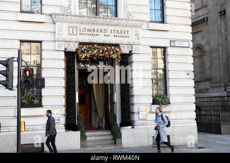 Lombard Street restaurant Vue extérieure de l'entrée principale, et les gens qui marchent dans la rue dans la ville de London EC2 ENGLAND UK KATHY DEWITT Banque D'Images