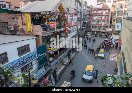 Cohue dans les rues de Katmandou, Népal, que les habitants et les touristes mélangés dans les rues étroites.