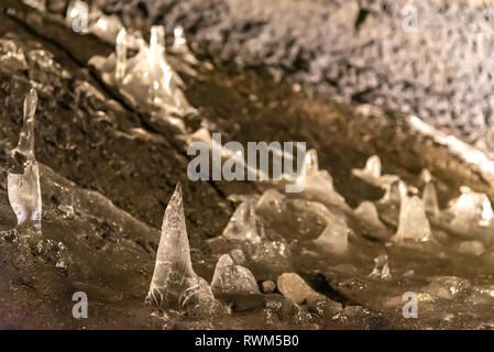 Wind Cave & la caverne de glace dans le japon Fugaku. La Grotte du Vent Fugaku Fuji est entouré par la verdure abondante de l'Aokigahara Jukai forêt. Une fois que vous entrez Banque D'Images