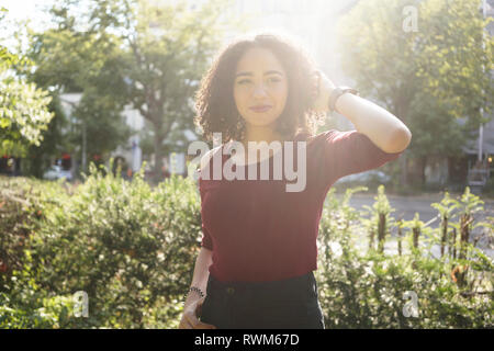 Young woman in park, Berlin, Allemagne Banque D'Images