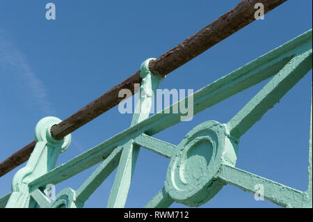 Close up de balustrades en bois et en métal dans la ville côtière de Brighton, Sussex, Angleterre. Banque D'Images