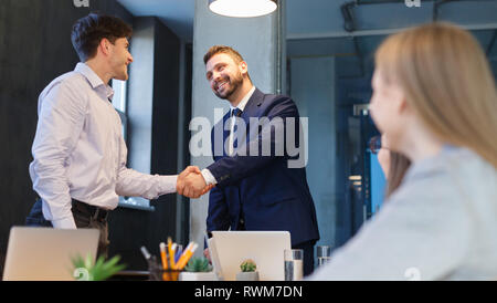 Business Men shaking hands, signant des contrats avec succès Banque D'Images