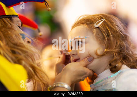 La peinture du visage de petite fille. Princesse et conte de thème d'anniversaire avec la peinture pour le visage artiste. Banque D'Images