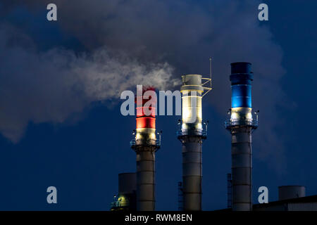 Dearborn, Michigan - rouge, blanc et bleu des cheminées à l'installation de production industrielle de Dearborn. L'usine brûle du gaz naturel et de l'explosion des déchets di Banque D'Images