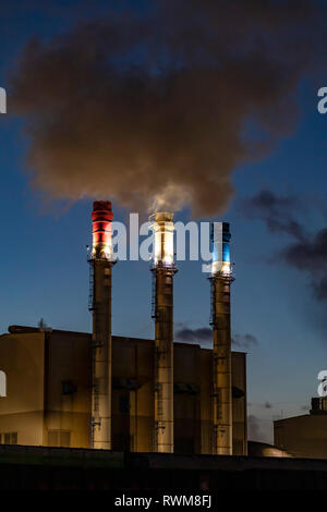 Dearborn, Michigan - rouge, blanc et bleu des cheminées à l'installation de production industrielle de Dearborn. L'usine brûle du gaz naturel et de l'explosion des déchets di Banque D'Images