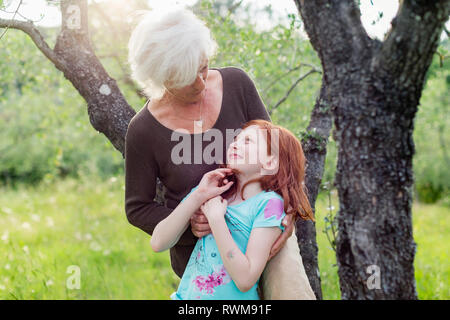 Fille et grand-mère au jardin Banque D'Images