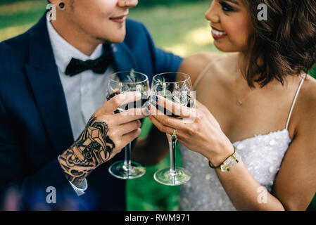 Mariée et le marié l'éducation d'un verre en forêt, cropped Banque D'Images