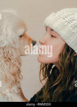 L'adolescence dans hat Playing with dog Banque D'Images