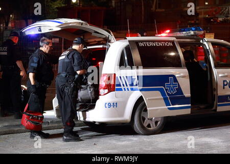 Québec,Canada. Les agents de la police de Montréal sur les lieux d'une intervention au centre-ville de Montréal. Banque D'Images