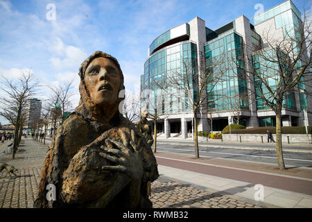 Rowan Gillespies sculptures du Mémorial de la Famine de Dublin à l'extérieur de l'édifice l'IFSC Dublin République d'Irlande Banque D'Images