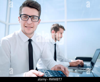 Smiling agréés de discuter des rapports à l'office Banque D'Images