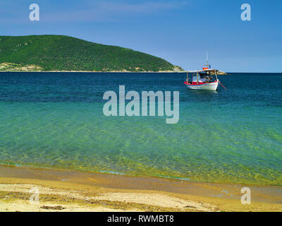 Belle plage de sable avec une eau cristalline et voile à Kavala, Grèce. Banque D'Images