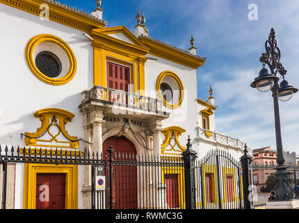 Séville, Espagne - Dec 2018 : façade principale de la Plaza de Toros de Séville dans le style baroque Banque D'Images