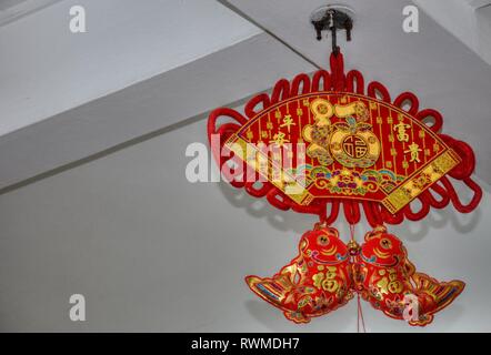 Décoration chinoise la tradition. Deux poissons rouges et le caractère fu, bonheur, pendent du plafond. Traduction : bonheur Banque D'Images