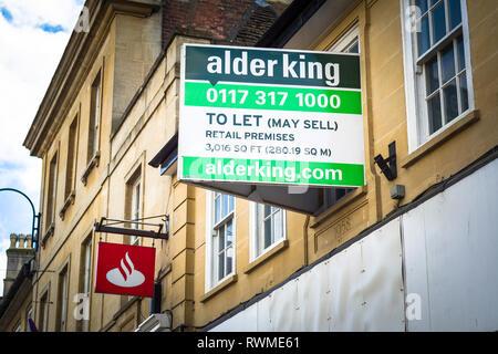 Immeuble de détail à Garbsen England UK SOIT par le signe dans une position de premier plan dans la Grande Rue Banque D'Images