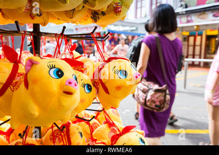 Les porcs de jouets en vente sur un marché, Chinatown, Singapour, pendant le Nouvel An chinois 2019 Banque D'Images