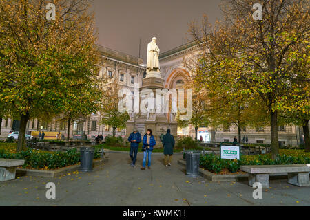 MILAN, ITALIE - circa 2017, novembre : statue de Léonard de Vinci avec quatre disciples dans Milan. Banque D'Images