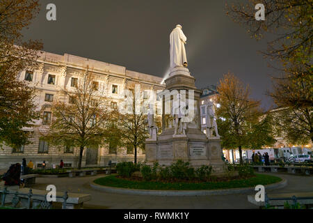 MILAN, ITALIE - circa 2017, novembre : statue de Léonard de Vinci avec quatre disciples dans Milan. Banque D'Images