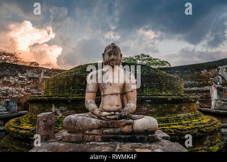 Statue de Bouddha méditant dans la ville ancienne de Polonnaruwa, Sri Lanka, Banque D'Images