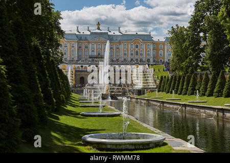 ST. PETERSBURG, RUSSIE - Juillet 08, 2017 : avis du célèbre monument de Peterhof Palace, proche de la ville de Saint-Pétersbourg en Russie au cours de journée ensoleillée. Banque D'Images