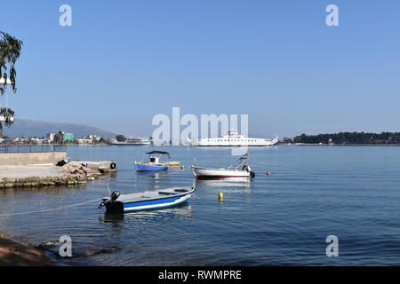 Les bateaux de pêche et les ferries dans le port d'Eretria Evia Island, Grèce, Banque D'Images